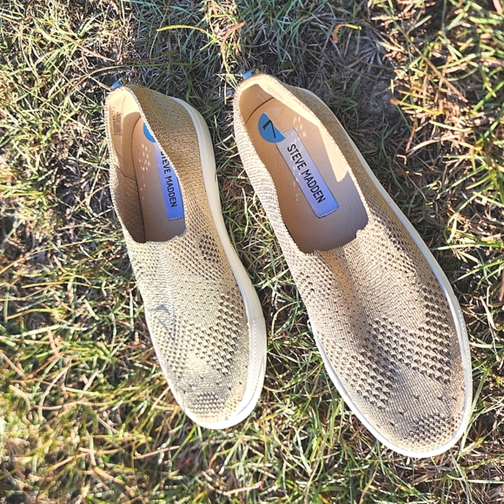 Steve Madden Beige Knit Slip-On Shoes Womens Sz 7.5 Metallic Shimmer Sneakers